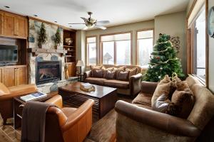 Posezení v ubytování Dwight Out Chalet with Hot Tub