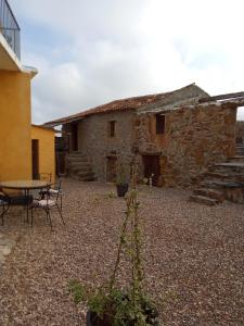 a stone building with a table and a table sidx sidx sidx sidx at Casa Thocamalu's in Covelo