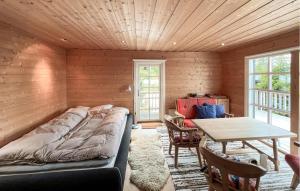 ein Schlafzimmer mit einem Bett und einem Tisch darin in der Unterkunft 2 Bedroom Cozy Home In Sjusjøen in Sjusjøen