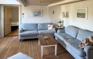 Setusvæði á Nice Home In Sakskøbing With Wifi