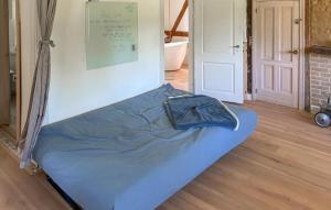 Rúm í herbergi á Nice Home In Sakskøbing With Wifi