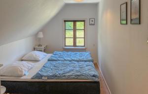 Rúm í herbergi á Nice Home In Sakskøbing With Wifi
