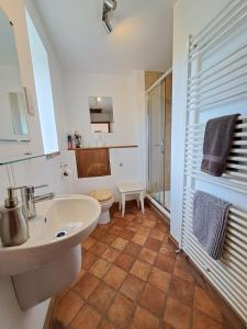 Un baño con un lavabo blanco y un inodoro. en Church Farm Barns, en Thurgarton 171 fotos más