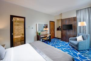 Rúm í herbergi á Hawthorn Extended Stay by Wyndham Abu Dhabi City Center
