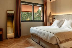 Postel nebo postele na pokoji v ubytování Hotel & Restaurants - Maison Chabran