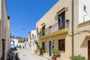 una via in una città con edifici e piante di A' Cavalera a San Vito lo Capo