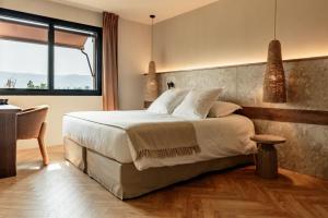Postel nebo postele na pokoji v ubytování Hotel & Restaurants - Maison Chabran