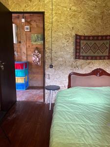 - une chambre avec un lit, une table et une porte dans l'établissement Welcome to Tamara Cottage, à Tba 8 autres photos