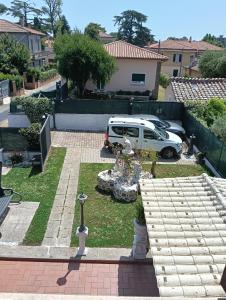 a yard with a van parked in a driveway at Il gelsomino in Manziana