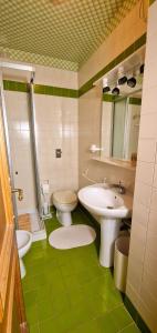 a bathroom with a sink and a toilet and a sink at TheKeyStudio, La stanza dei Sogni in Bordighera +8 photos
