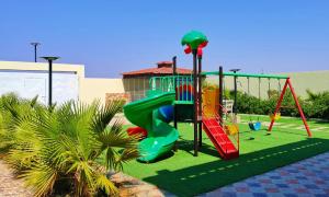 Ţaymissahにあるاستراحة الاصالة alasalahの滑り台と滑り台付きの遊び場