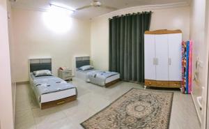 Ţaymissahにあるاستراحة الاصالة alasalahのベッド3台と敷物が備わる部屋 +16枚の写真