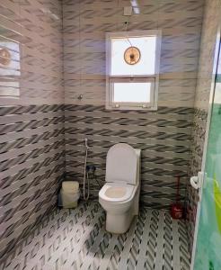 Ţaymissahにあるاستراحة الاصالة alasalahのトイレと窓のある小さなバスルーム