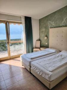 Postel nebo postele na pokoji v ubytování HOTEL ASTOR + 37 fotografií