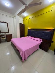 Postel nebo postele na pokoji v ubytování Metro City Hotel