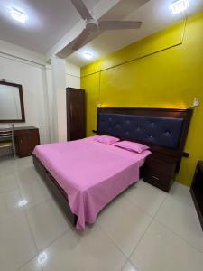 Postel nebo postele na pokoji v ubytování Metro City Hotel