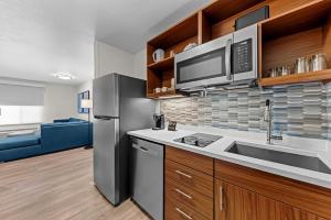 Kuchyň nebo kuchyňský kout v ubytování Everhome Suites Waco