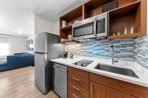 Kuchyň nebo kuchyňský kout v ubytování Everhome Suites Waco