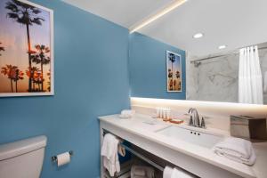 A bathroom at Radisson Resort Miami Beach