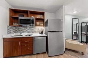 Kuchyň nebo kuchyňský kout v ubytování Everhome Suites Waco