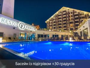 una grande piscina di fronte a un hotel di F&B Spa Resort (ex. Fomich Hotel) a Bukovel