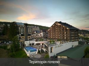 una vista aerea di una città con un hotel di F&B Spa Resort (ex. Fomich Hotel) a Bukovel