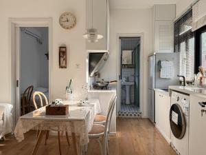 Wutong District Sunshine 2 bedrooms 2 beds with kitchen and bathroom, laundry and cooking, close to Zhongshan Park business district Leyihome close to Zhongshan Park tesisinde mutfak veya mini mutfak