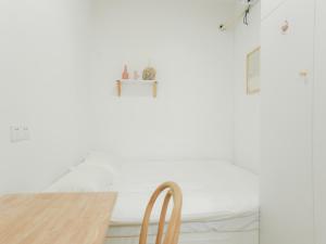Wutong District Sunshine 2 bedrooms 2 beds with kitchen and bathroom, laundry and cooking, close to Zhongshan Park business district Leyihome close to Zhongshan Park tesisinde bir odada yatak veya yataklar