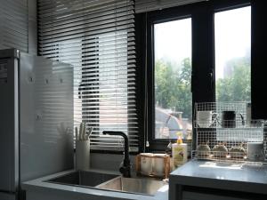 Şanghay'daki Wutong District Sunshine 2 bedrooms 2 beds with kitchen and bathroom, laundry and cooking, close to Zhongshan Park business district Leyihome close to Zhongshan Park tesisine ait fotoğraf galerisinden bir görsel