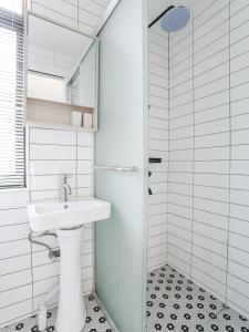 Wutong District Sunshine 2 bedrooms 2 beds with kitchen and bathroom, laundry and cooking, close to Zhongshan Park business district Leyihome close to Zhongshan Park tesisinde bir banyo