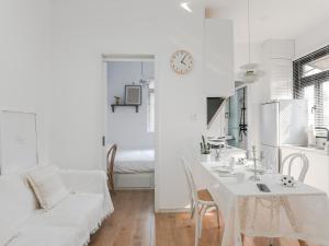 Wutong District Sunshine 2 bedrooms 2 beds with kitchen and bathroom, laundry and cooking, close to Zhongshan Park business district Leyihome close to Zhongshan Park tesisinde bir odada yatak veya yataklar