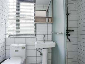 Wutong District Sunshine 2 bedrooms 2 beds with kitchen and bathroom, laundry and cooking, close to Zhongshan Park business district Leyihome close to Zhongshan Park tesisinde bir banyo