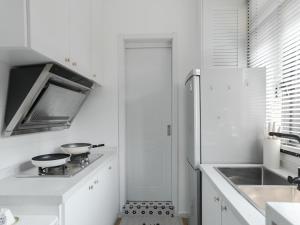 Wutong District Sunshine 2 bedrooms 2 beds with kitchen and bathroom, laundry and cooking, close to Zhongshan Park business district Leyihome close to Zhongshan Park tesisinde mutfak veya mini mutfak