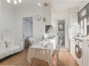 Wutong District Sunshine 2 bedrooms 2 beds with kitchen and bathroom, laundry and cooking, close to Zhongshan Park business district Leyihome close to Zhongshan Park tesisinde mutfak veya mini mutfak