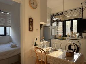 Wutong District Sunshine 2 bedrooms 2 beds with kitchen and bathroom, laundry and cooking, close to Zhongshan Park business district Leyihome close to Zhongshan Park tesisinde mutfak veya mini mutfak