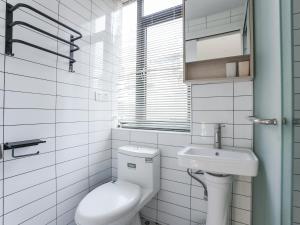 Wutong District Sunshine 2 bedrooms 2 beds with kitchen and bathroom, laundry and cooking, close to Zhongshan Park business district Leyihome close to Zhongshan Park tesisinde bir banyo