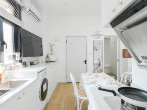 Wutong District Sunshine 2 bedrooms 2 beds with kitchen and bathroom, laundry and cooking, close to Zhongshan Park business district Leyihome close to Zhongshan Park tesisinde mutfak veya mini mutfak