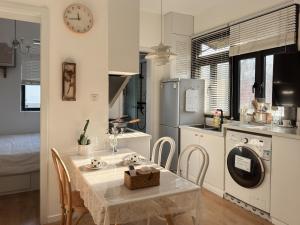 Wutong District Sunshine 2 bedrooms 2 beds with kitchen and bathroom, laundry and cooking, close to Zhongshan Park business district Leyihome close to Zhongshan Park廚房或簡易廚房