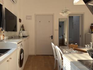 Wutong District Sunshine 2 bedrooms 2 beds with kitchen and bathroom, laundry and cooking, close to Zhongshan Park business district Leyihome close to Zhongshan Park廚房或簡易廚房