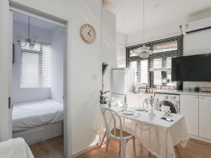 Wutong District Sunshine 2 bedrooms 2 beds with kitchen and bathroom, laundry and cooking, close to Zhongshan Park business district Leyihome close to Zhongshan Park tesisinde mutfak veya mini mutfak