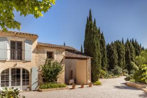 a large stone house with a driveway at MAS MILLÉSIME - Chambre double - petit déjeuner - piscine - Mas du XVIIIème siècle proche Saint-Rémy-de-Provence in Mas blanc des Alpilles