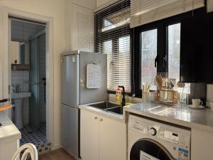 Wutong District Sunshine 2 bedrooms 2 beds with kitchen and bathroom, laundry and cooking, close to Zhongshan Park business district Leyihome close to Zhongshan Park tesisinde mutfak veya mini mutfak