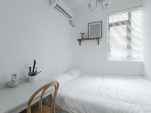 Wutong District Sunshine 2 bedrooms 2 beds with kitchen and bathroom, laundry and cooking, close to Zhongshan Park business district Leyihome close to Zhongshan Park tesisinde bir odada yatak veya yataklar