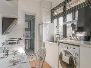 Wutong District Sunshine 2 bedrooms 2 beds with kitchen and bathroom, laundry and cooking, close to Zhongshan Park business district Leyihome close to Zhongshan Park tesisinde mutfak veya mini mutfak