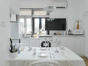 Wutong District Sunshine 2 bedrooms 2 beds with kitchen and bathroom, laundry and cooking, close to Zhongshan Park business district Leyihome close to Zhongshan Park tesisinde mutfak veya mini mutfak