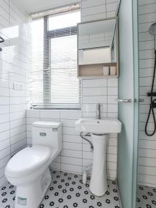 Wutong District Sunshine 2 bedrooms 2 beds with kitchen and bathroom, laundry and cooking, close to Zhongshan Park business district Leyihome close to Zhongshan Park tesisinde bir banyo