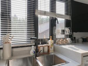 Wutong District Sunshine 2 bedrooms 2 beds with kitchen and bathroom, laundry and cooking, close to Zhongshan Park business district Leyihome close to Zhongshan Park tesisinde mutfak veya mini mutfak
