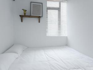 Wutong District Sunshine 2 bedrooms 2 beds with kitchen and bathroom, laundry and cooking, close to Zhongshan Park business district Leyihome close to Zhongshan Park tesisinde bir odada yatak veya yataklar