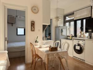 Wutong District Sunshine 2 bedrooms 2 beds with kitchen and bathroom, laundry and cooking, close to Zhongshan Park business district Leyihome close to Zhongshan Park廚房或簡易廚房