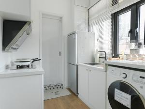Wutong District Sunshine 2 bedrooms 2 beds with kitchen and bathroom, laundry and cooking, close to Zhongshan Park business district Leyihome close to Zhongshan Park tesisinde mutfak veya mini mutfak